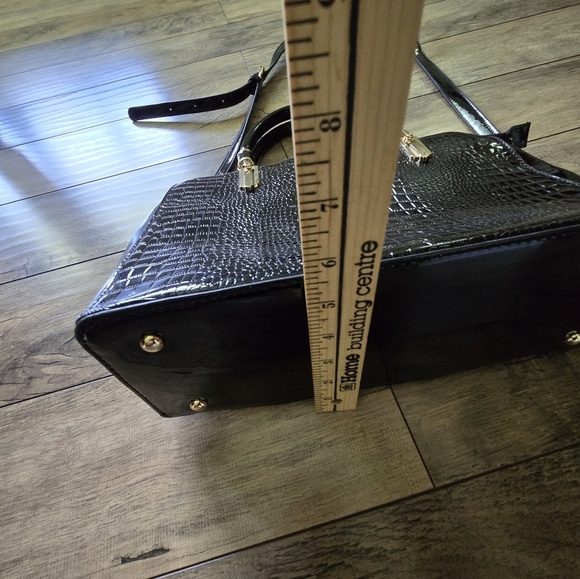 Elegant Black Crocodile-Embossed Women's Bag - Picture 9 of 9